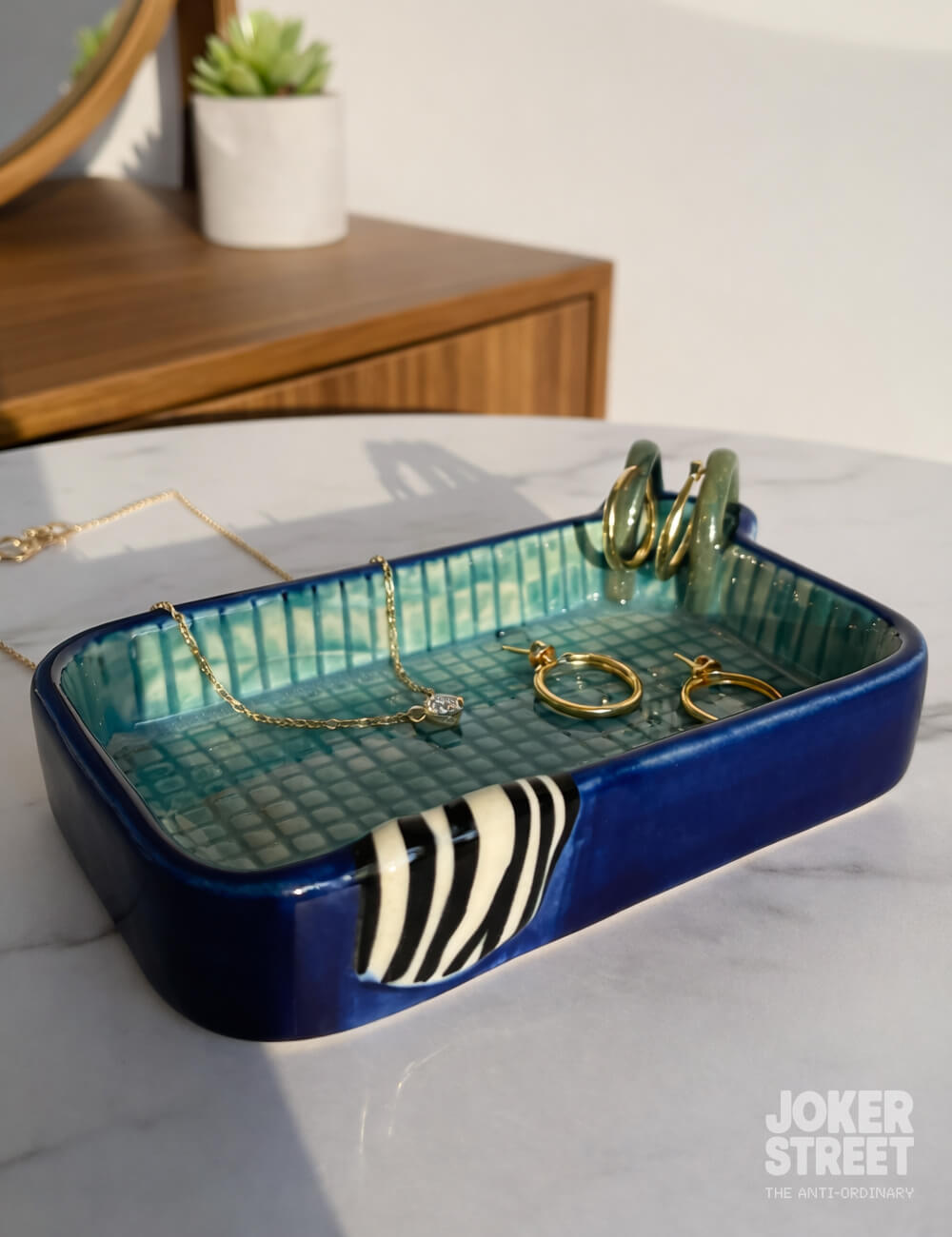 THE POOLSIDE TRAY